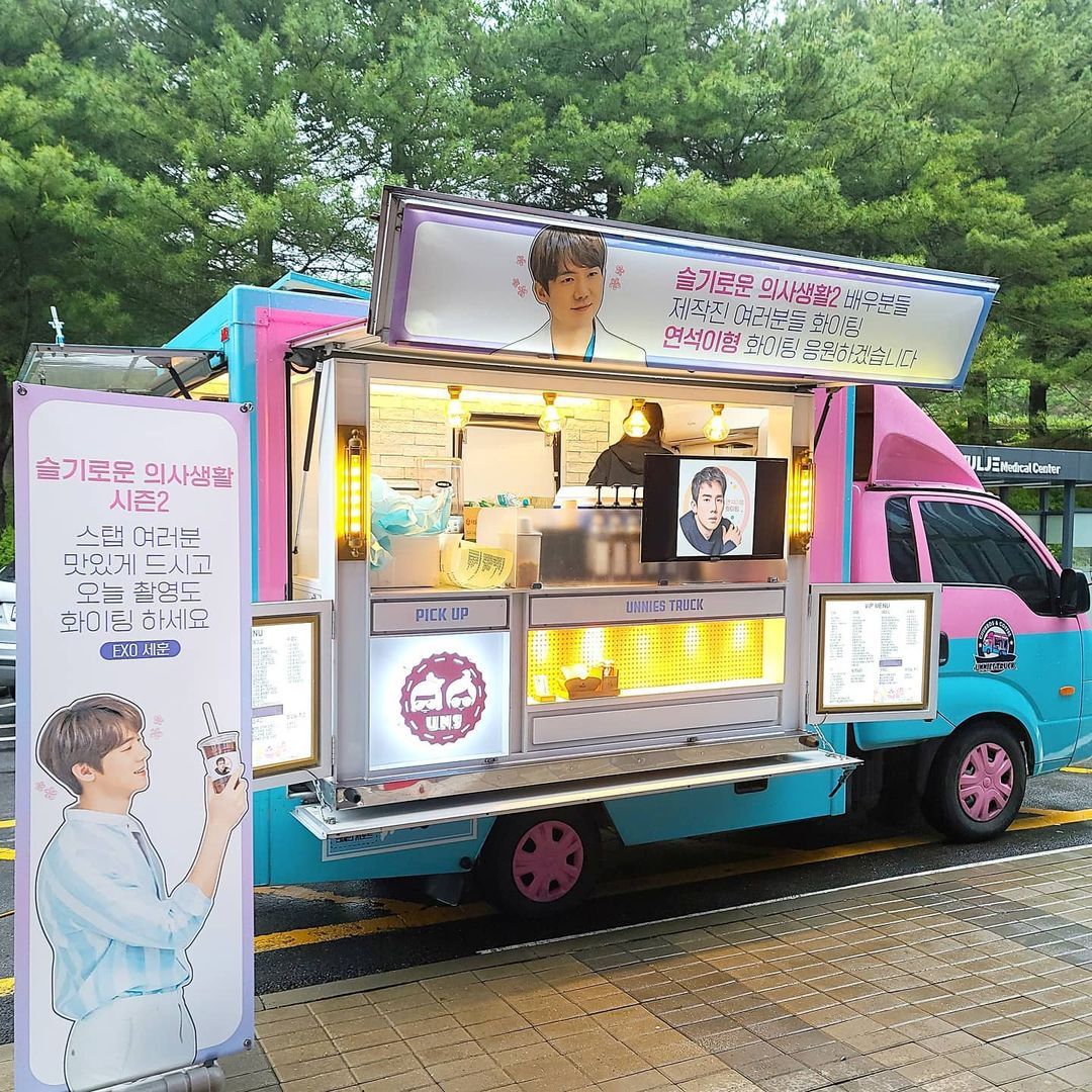 Truk kopi dari Sehun EXO untuk Yoo Yeon Seok ke lokasi syuting drama 'Hospital Playlist 2'./Instagram.com/@unnies_truck