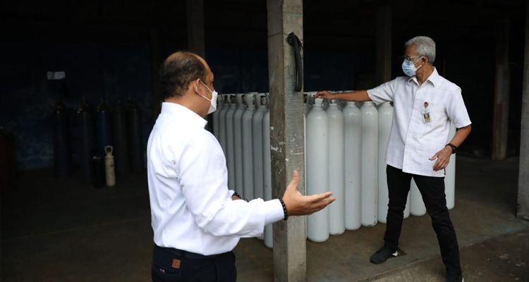 Gubernur Jawa Tengah Ganjar Pranowo meninjau stok oksigen untuk Rumah Sakit di Jateng