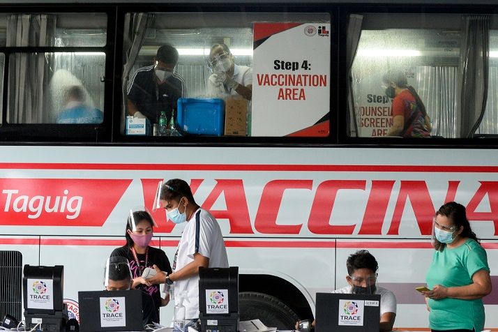 Dokumentasi foto para tenaga kesehatan mempersiapkan vaksinasi Covid-19 di fasilitas bergerak vaksin, di Taguig, Metro Manila, Filipina (21/05/2021).