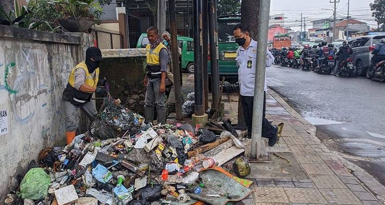 Tumpukan sampah yang berhasil diangkut petugas DPU Kota Bandung di gorong-gorong Jalan Kopo Citarip Kota Bandung.