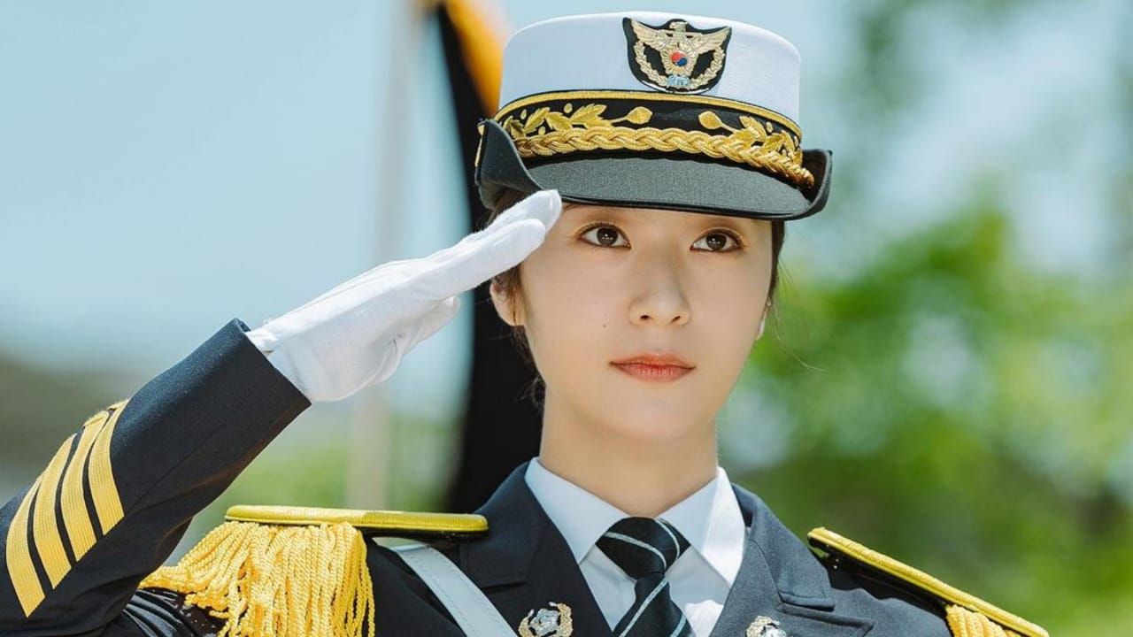 Pesona Krystal Jung dalam drama Korea 'Police University'