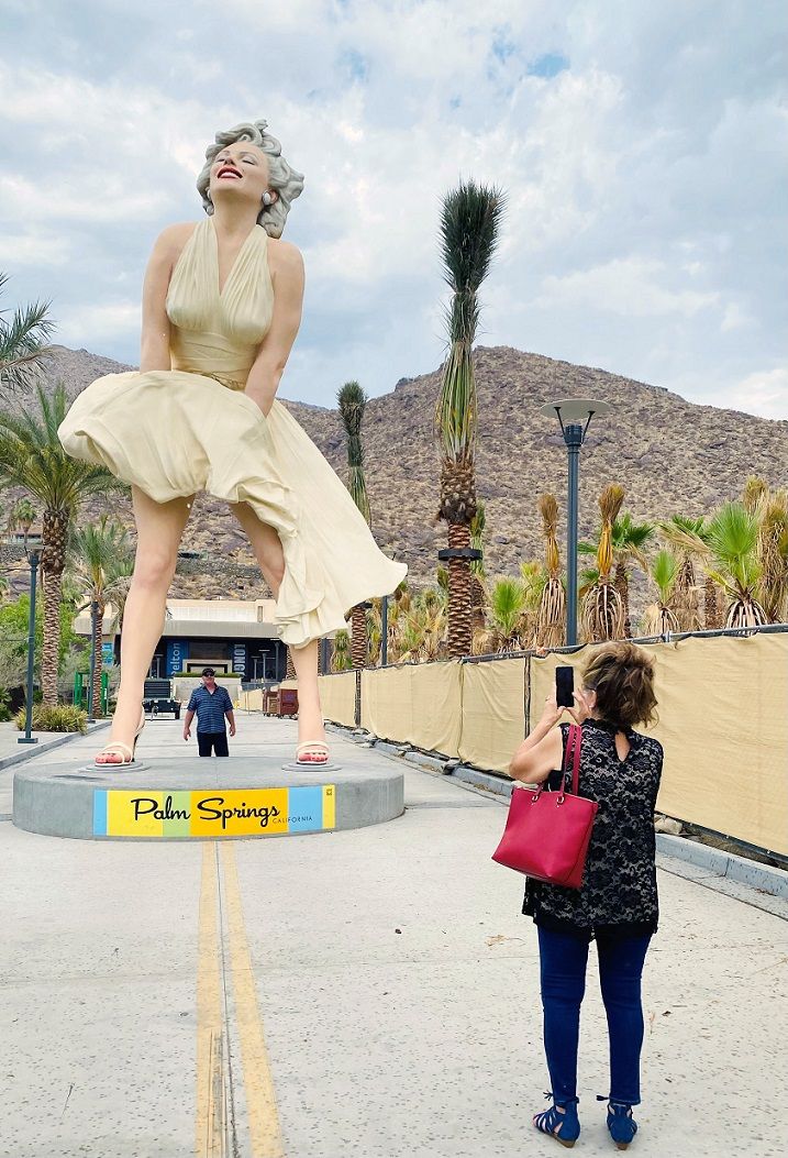 Patung Raksasa Marlyn monroe yang kontrversi di depan Museum Seni Palm Springs di Palm Springs, California, Amerika Serikat, menarik minat untuk berfoto bagi pengunjungnya (23/06/2021).
