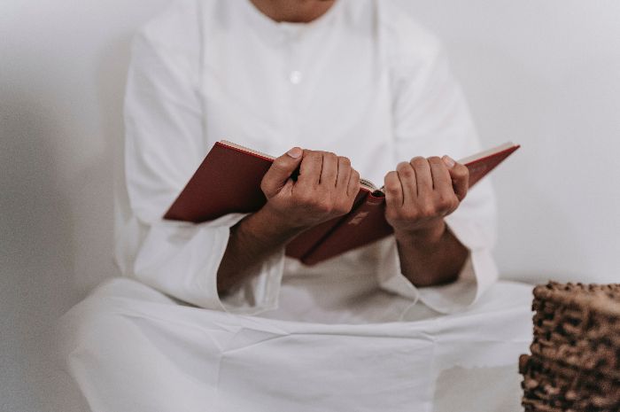 Membaca surah Al Kahfi pada hari Jumat merupakan amalan baik yang disunnahkan dilakukan umat muslim