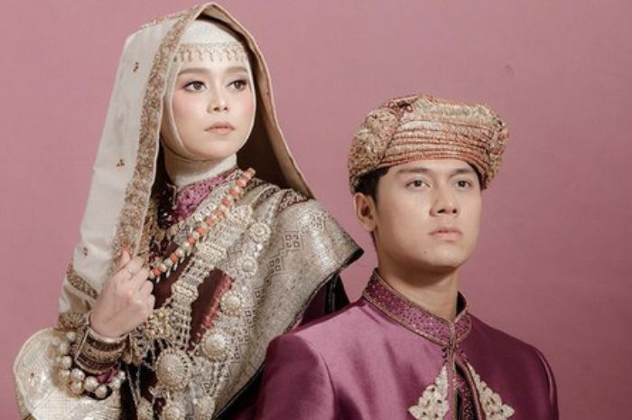 Rizky Billar isyaratkan Lesti Kejora akan kenakan Suntiang, hiasan kepala khas Minang yang beratnya mencapai 7kg dalam acara pernikahan.