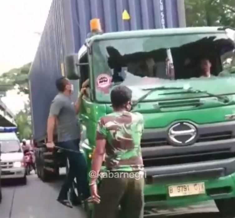sopir Mitsubishi Pajero aniaya dan pecahkan kaca truk kontainer di Jakarta Utara