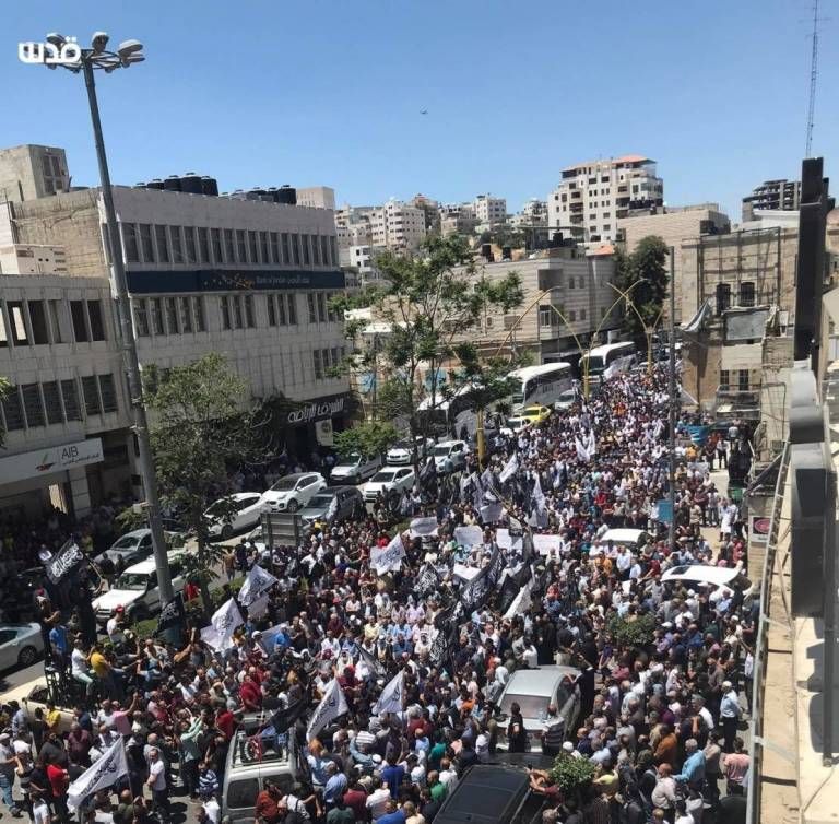 Unjuk Rasa Ribuan Warga Palestina, sebagai Respon atas Meninggalnya Nizar Banat. Mereka menuntut Presiden Mahmoud Abbas Mundur