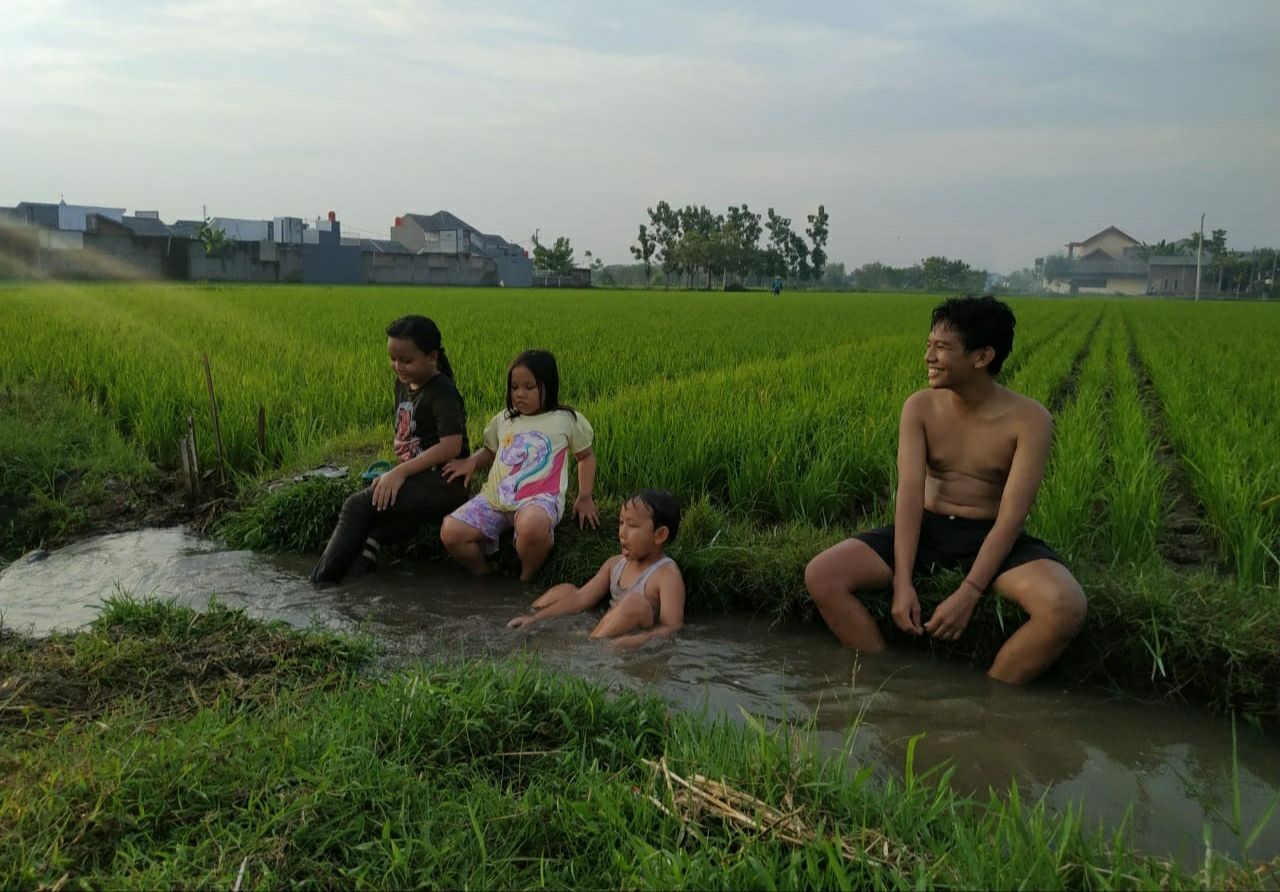 Sejumlah anak mandi di sungai di kawasan Jungke Karanganyar, Jawa Tengah.