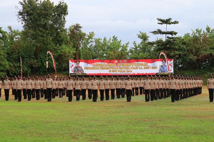 Sebanyak 277 siswa Bintara Polri T.A. 2020/2021, resmi dilantik oleh Kepala Kepolisian Daerah Bali Irjen Pol. Putu Jayan Danu Putra, S.H., M.Si. pada penutupan Pendidikan Pembentukan Bintara Polri T.A. 2020/2021, Senin 28 Juni 2021 di lapangan Bakti SPN Polda Bali.