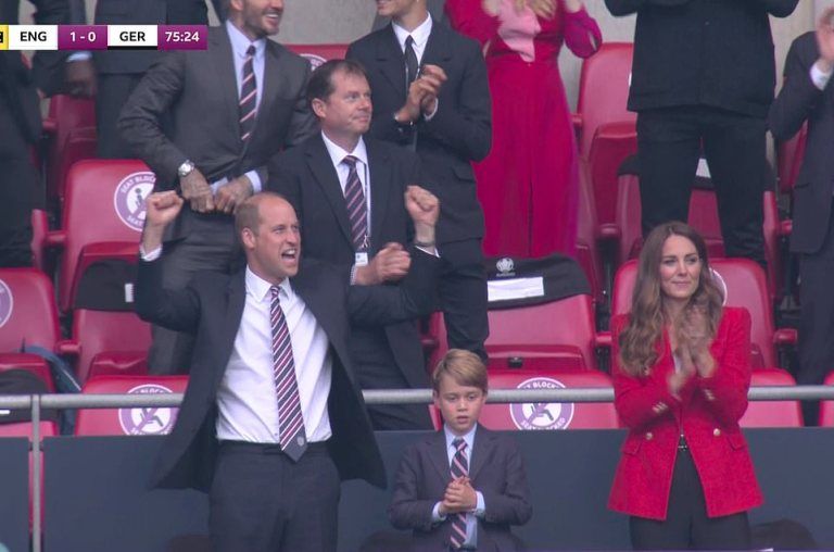 Pangeran William merayakan gol Inggris/Olah foto tangkap layar DailyMail