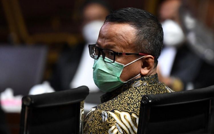 Edhy Prabowo menjalani sidang kasus korupsi benih benur. Ia meminta dihukum ringan karena tuntutan dari jaksa KPK dinilainya sangat berat.