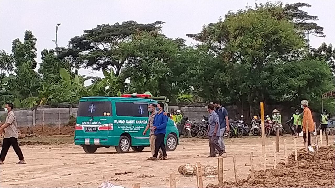 Ambulans membawa jenazah korban Covid-19 untuk dimakamkan di TPU Rorotan, Jakarta Utara
