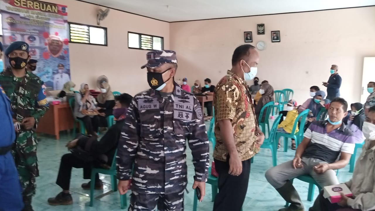 Danpos TNI AL Pangandaran Kapten Laut Agus Wadyo saat meninjau pelaksanaan vaksinasi massal.