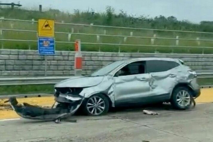 Kondisi mobil pemain Arsenal Ainsley Maitland-Niles  usai mengalami kecelakaan 