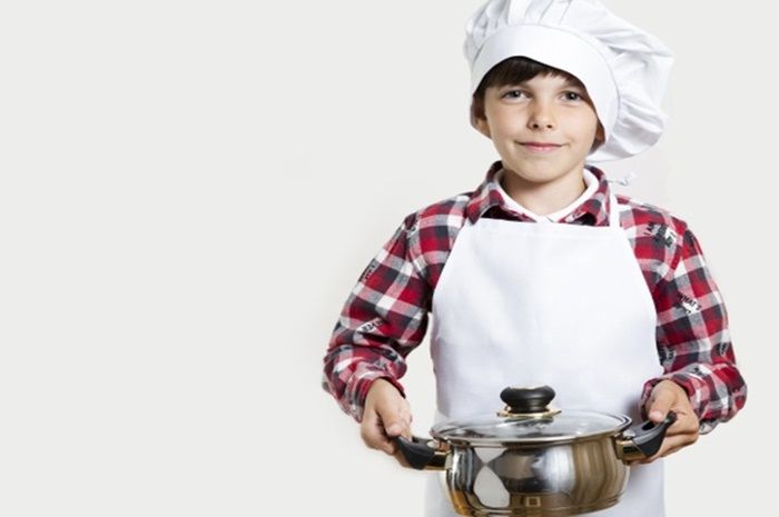 Melatih anak memasak, sekaligus melatih mereka kesabaran.
