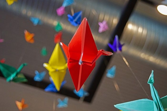 Hasil karya origami bisa sekaligus dijadikan dekorasi ruangan atau kamar.