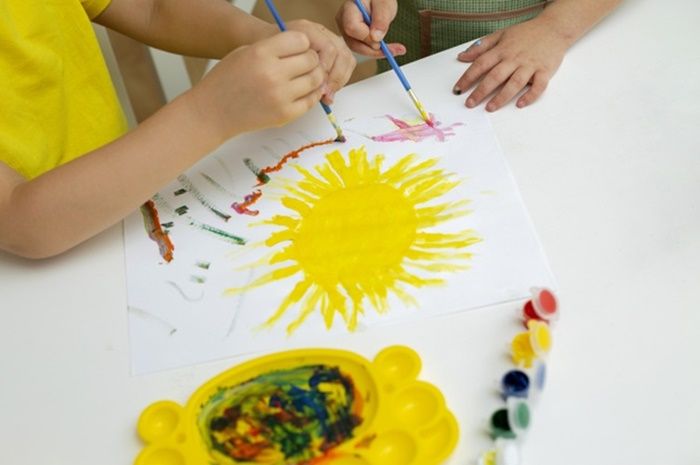 Menggambar dan mewarnai merupakan aktivitas yang banyak digemari anak-anak.