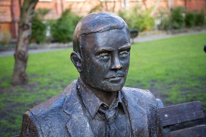 Patung batu sosok Alan Turing, pemecah kode enigma Jerman dalam Perang Dunia II dan disebut sebagai bapak komputasi modern.