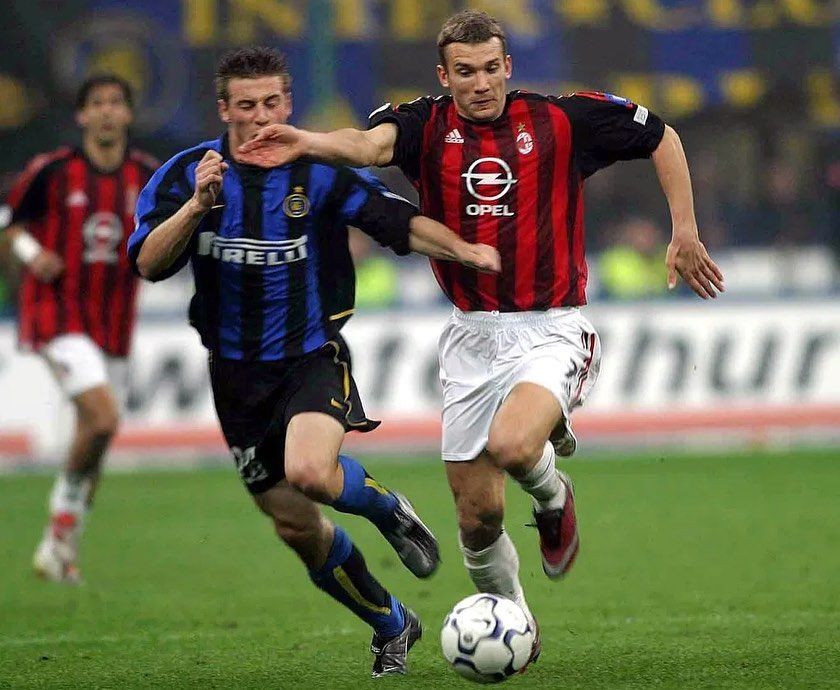 Andriy Shevchenko (kanan) ketika masih membela AC Milan, Italia yang memberikan banyak gelar bagi klub. 