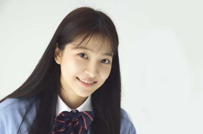 Potret Yeri Red Velvet dalam Poster Drama 'Blue Birthday' yang terlihat manis dan ceria.