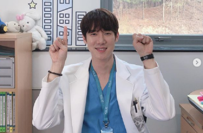 Yoo Yeon Seok adalah aktor Korea Selatan yang saat ini sedang memerankan tokoh Ahn Jung Won dalam drama Hospital Playlist. Berikut profilnya