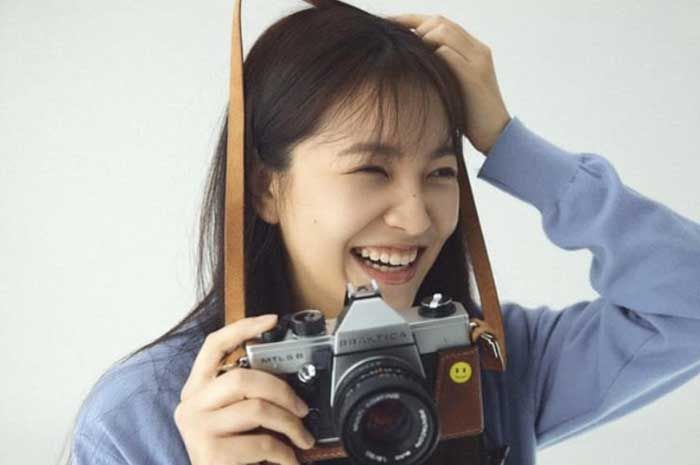 Potret Yeri Red Velvet dalam Poster Drama Blue Birthday yang terlihat manis dan ceria.