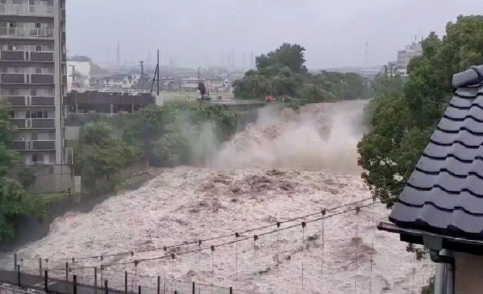 Pemandangan sungai yang meluap akibat hujan deras di Jepang.*  