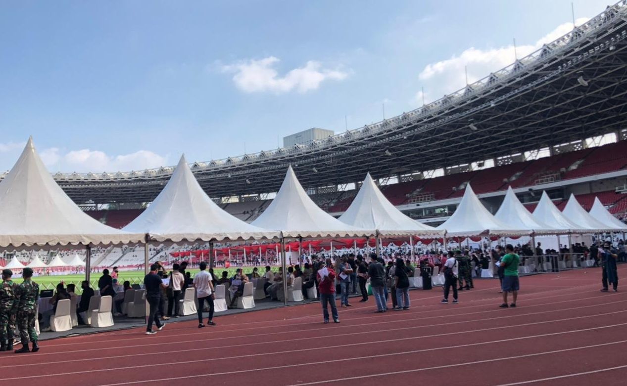 Vaksinasi Covid-19 di Stadion GBK, Jakarta, diminati banyak warga, Sabtu 3 Juli 2021