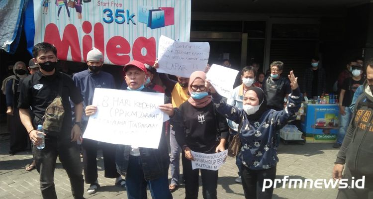 Para pedagang di ITC Kebon Kalapa, Kota Bandung, gelar aksi protes penerapan PPKM Darurat, Sabtu 3 Juli 2021