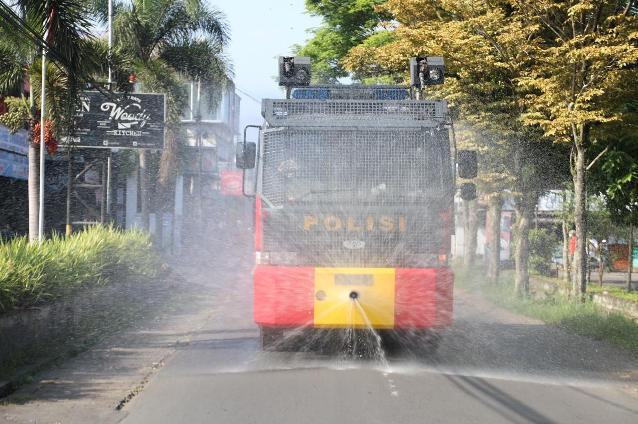 Mobil Armored Water Canon (AWC) milik Polres Tasikmalaya Kota berkapasitas 6.000 liter diterjunkan untuk penyemprotan disinfektan di sejumlah ruas jalan di Kota Tasikmalaya