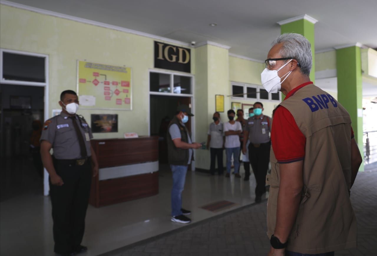 Gubernur Jateng Ganjar Pranowo melihat penanganan pasien Covid-19 di RSUD M Ashari, Kabupaten Pemalang, Minggu 4 Juli 2021
