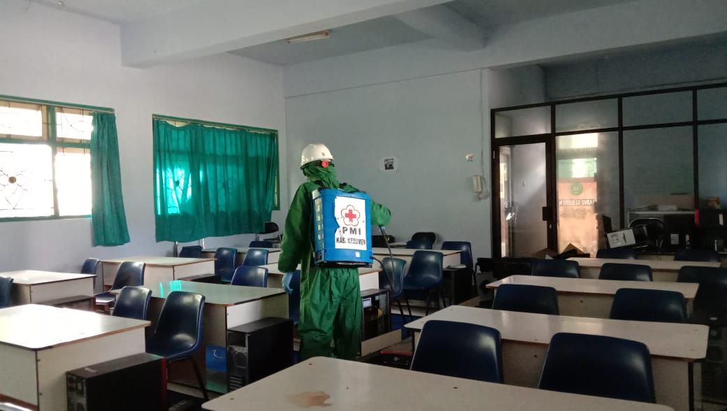 Penyemprotan disinfektan di Kampus S1 dan S2 Institut Agama Islam Nahdlatul Ulama (IAINU) Kebumen.
