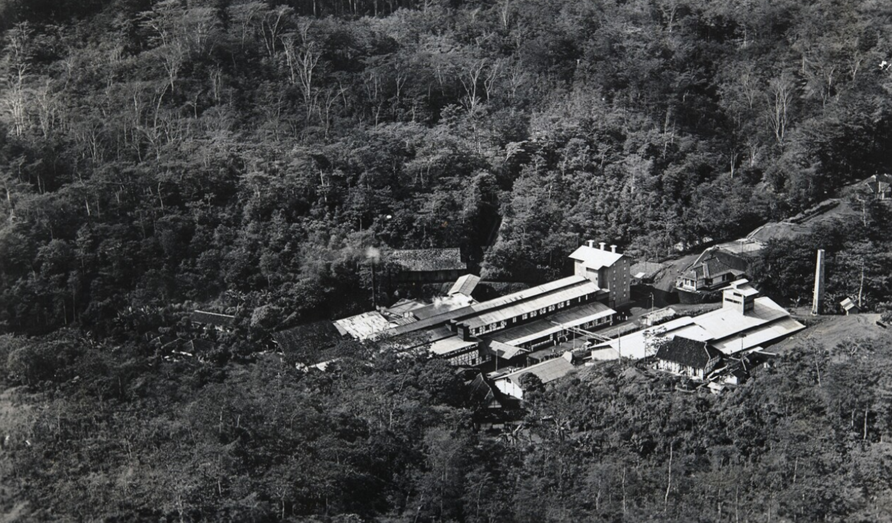 Pabrik gutta percha Perkebunan Cipetir tahun 1928-1937 difoto KNILM/Nationaal Museum van Wereldculturen Belanda