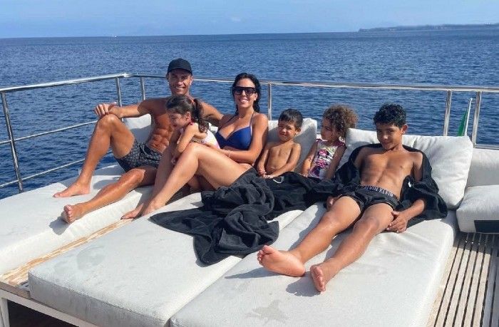 Cristiano Ronaldo liburan bersama Georgina Rodriguez dan 4 anaknya.