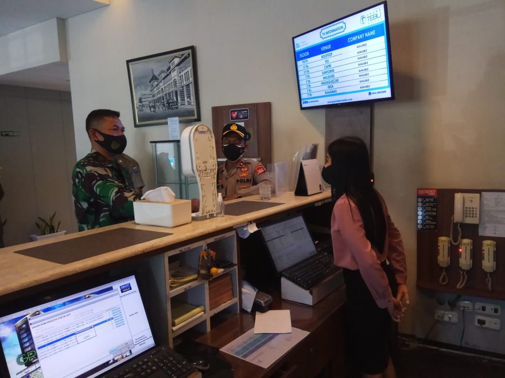 Petugas gabungan TNI dan Polsek Bandung Wetan menggelar operasi dalam rangka menindak pelanggar  Perwal No 68 tahun 2021 selama pelaksanaan PPKM Darurat di wilayah Polsek Bandung Wetan, Selasa 6 Juli 2021.