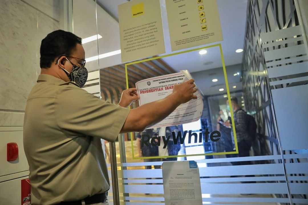 Gubernur DKI Jakarta Anies Baswedan menyegel salah satu kantor yang masih beroperasi normal saat PPKM Darurat