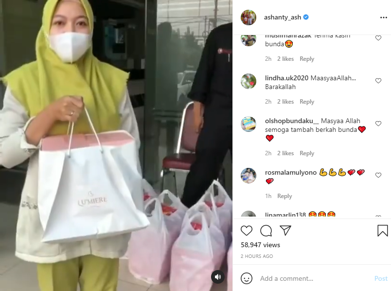 Unggahan Ashanty saat membagikan bantuan makanan kepada nakes banjir pujian netizen.