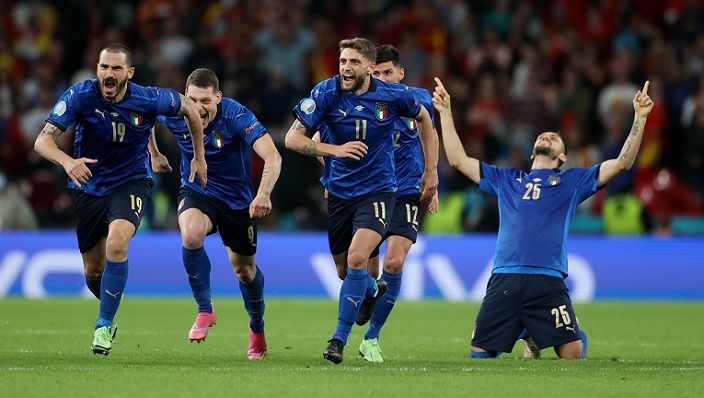 Pemain Italia merayakan kemenangan atas adu penalti dalam laga semi final Euro 2020 antara Italia vs Spanyol dengan skor 4-2, di Stadion Wembley, Inggirs (06/07/2021),