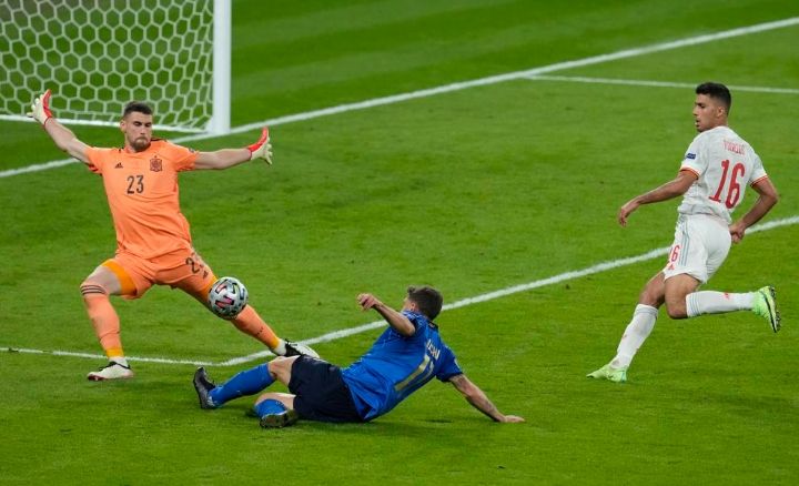 Unai Simon ternyata mengidolakan kiper Italia - Warta ...