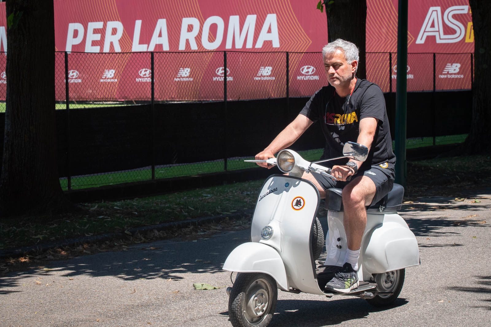 Potret Jose Mourinho naik vespa, sama seperti yang digambarkan penggemar dalam mural mereka di kota Roma