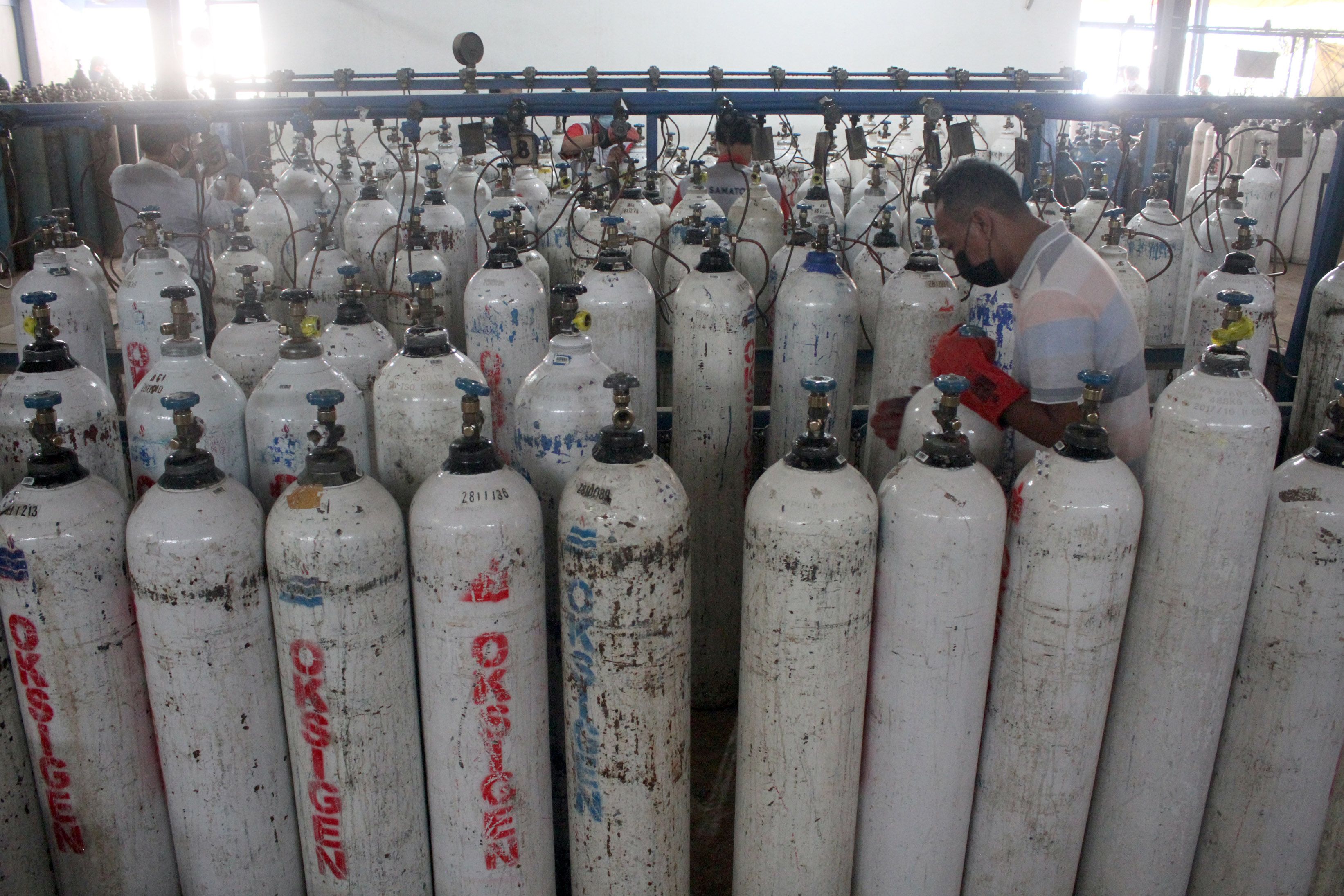 Pekerja melakukan proses pengisian gas oksigen di salahsatu penyuplai gas oksigen di Jln. Simpang Industri, Kec. Cicendo, Kota Bandung, Rabu, 7 Juli 2021./Darma Legi/Galamedia