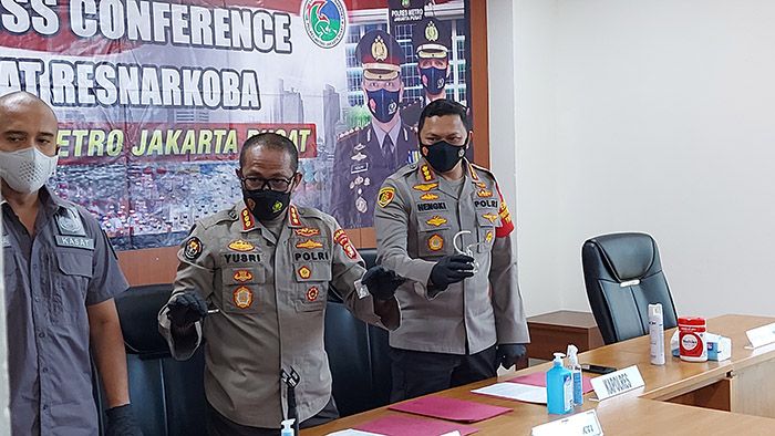 Kabid Humas Polda Metro Jaya, Kombes Pol Yusri Yunus saat konfrensi pers terkait penangkapan Nia Ramadhani dan suaminya Ardi Bakri terkait penyalahgunaan narkoba di Polres Metro Jakarta Pusat, Kamis 8 Juli 2021.