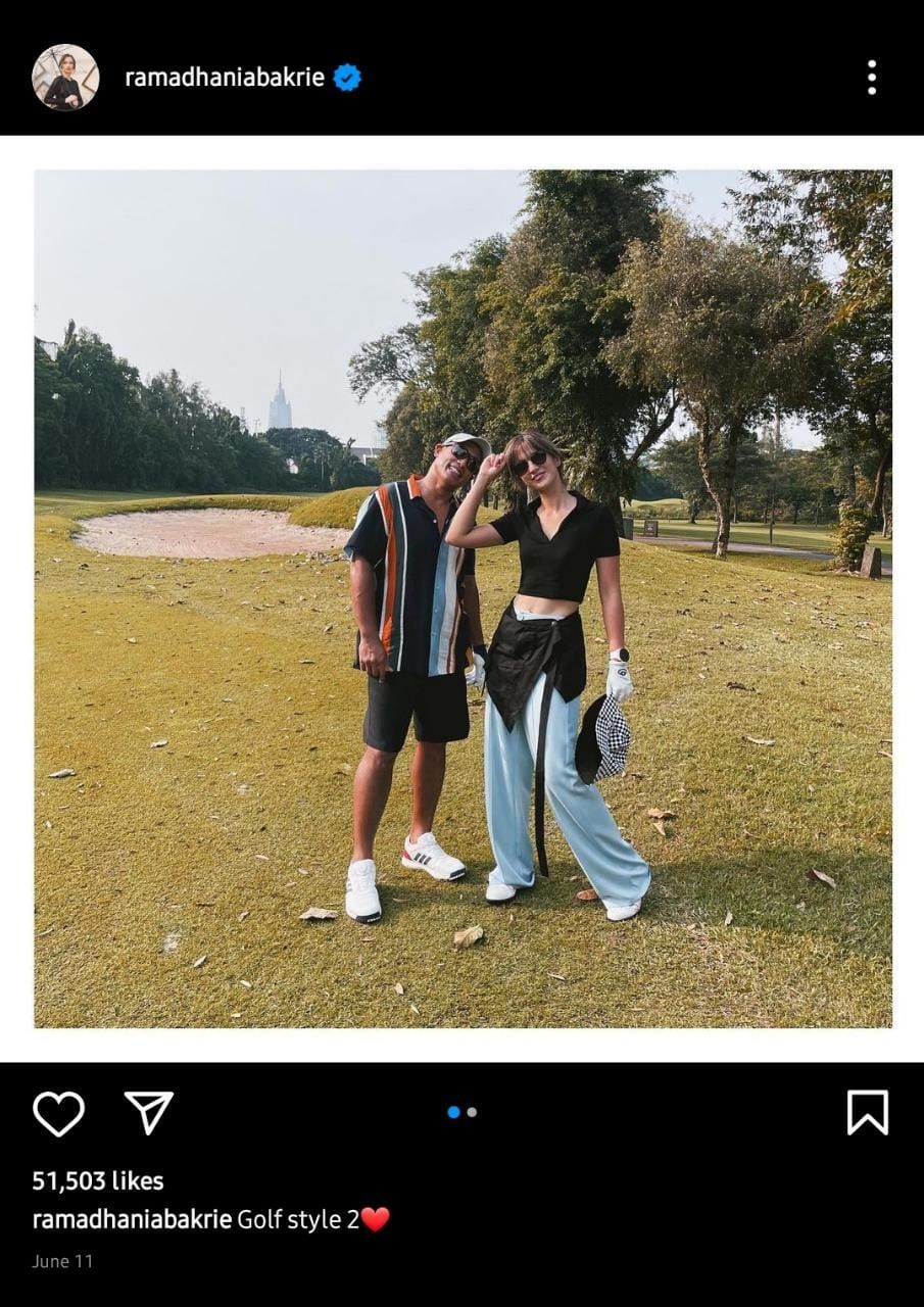 Nia Ramadhani bermain golf dengan suami.