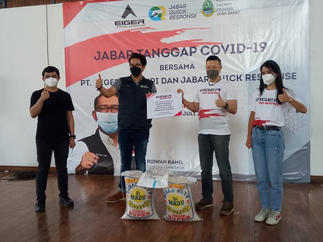 PT Eigerindo MPI menyerahkan bantuan penanganan Covid-19 kepada Jabar Quick Response, di GOR Saparua, Kota Bandung, Kamis, 8 Juli 2021./Lucky M Lukman/Galamedia