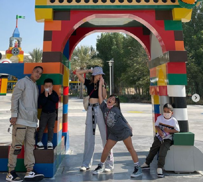 Potret Nia Ramadhani dan Ardie Bakrie dan ketiga anaknya saat berlibur di tempat rekreasi anak