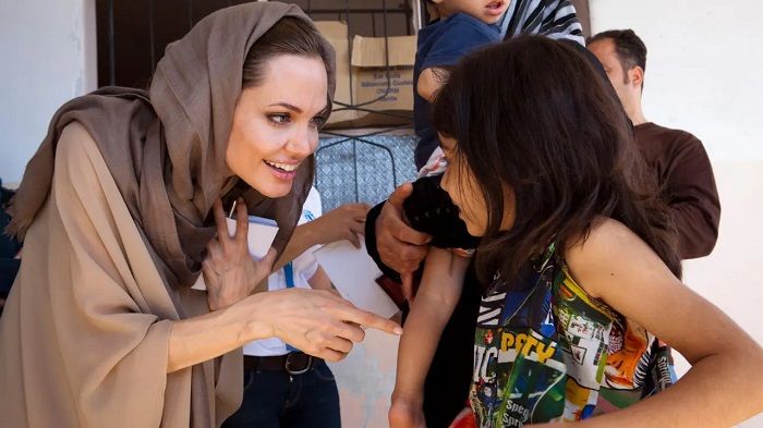 Angelina Jolie mengujungi pengungsi Suriah di Lebanon pada 2012. (Foto oleh: J. Tanner via Facebook resmi UNHCR - https://web.facebook.com/UNHCR/photos/a.113847718437/1015142867295343