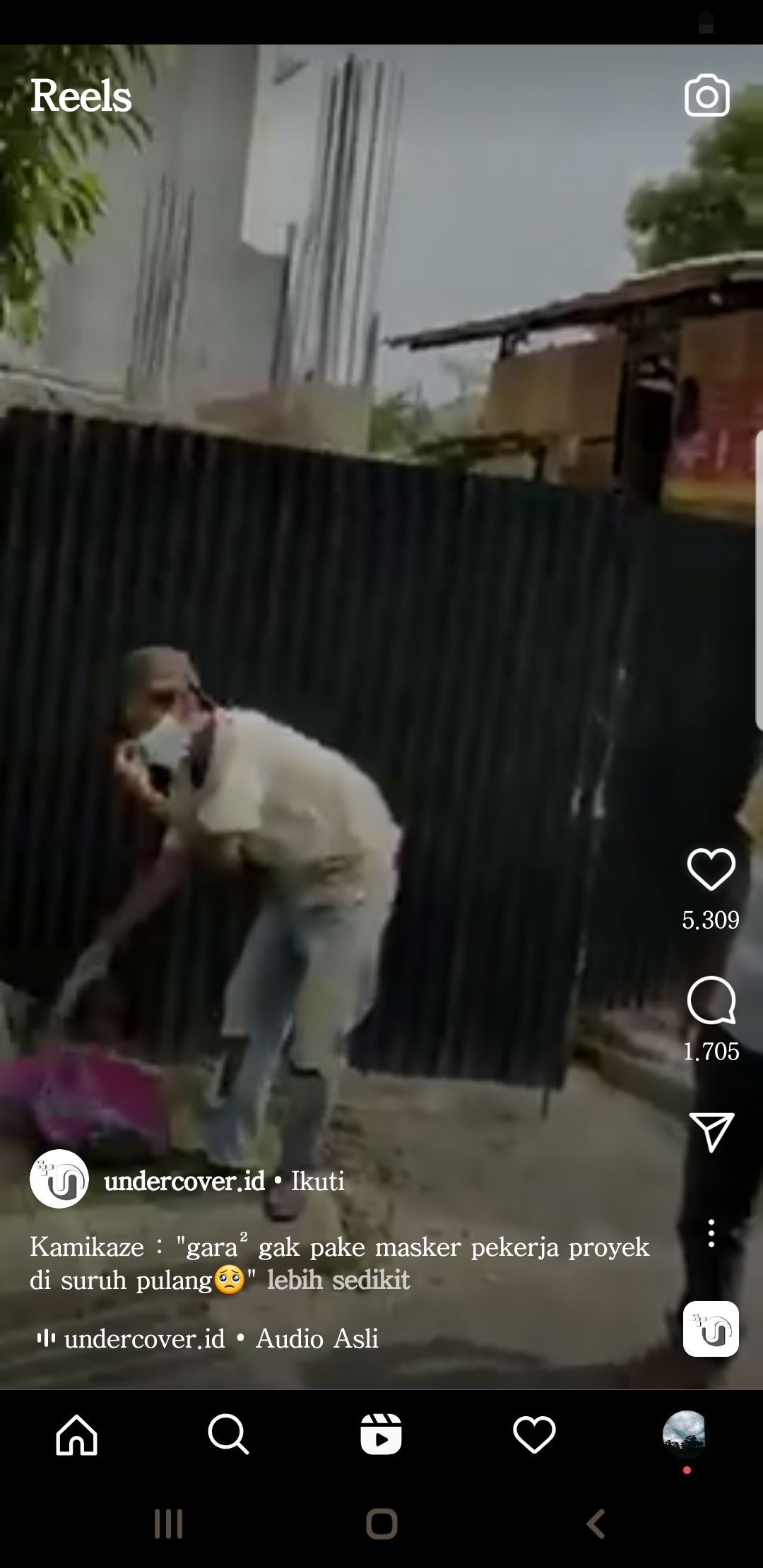 Video seorang tukang bangunan disuruh pulang karena tidak memakai masker.