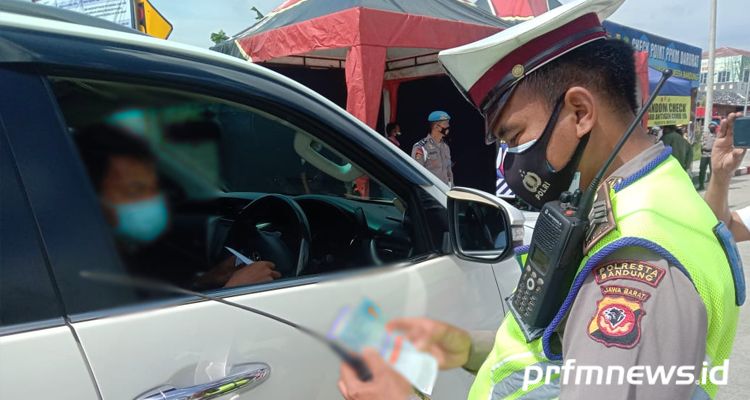 Suasana cek poin PPKM Darurat di Tol Soroja, Kabupaten Bandung, Sabtu 10 Juli 2021