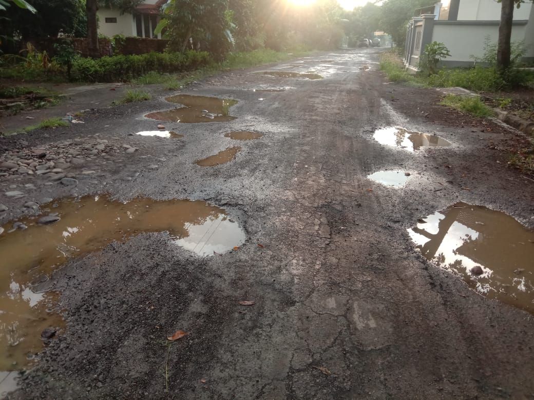 Lokasi jalan rusak di Jalan Sriti Dukuh Bungin Desa Danasari Tidak Merata