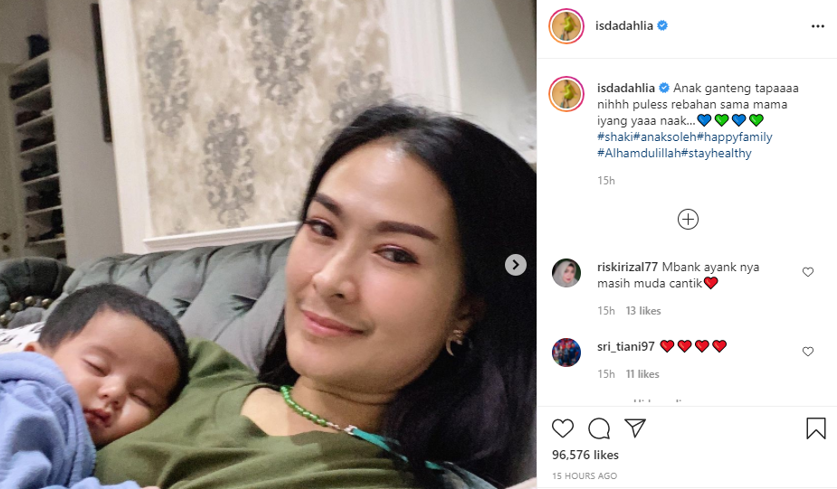 Baru-baru ini, Iis Dahlia mengunggah foto di Instagram pribadinya @isdadahlia, bersama dengan bayi dari pasangan Rizky 2R dan Nadya Mustika.