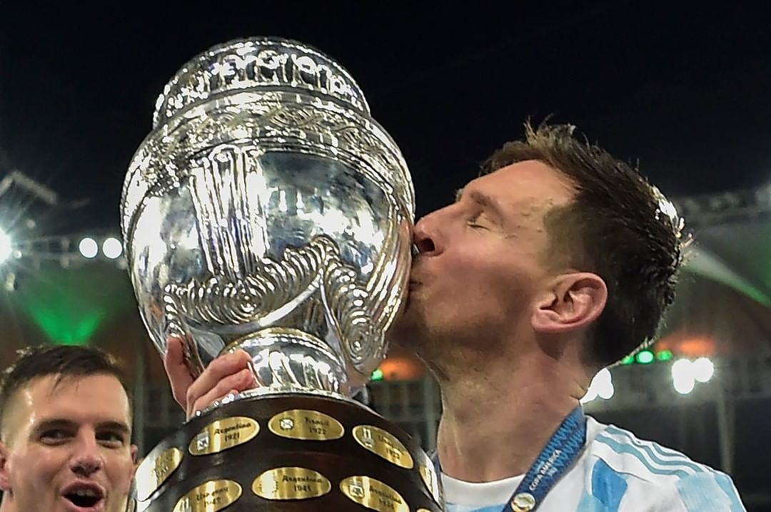Messi akhirnya  mencium piala pertamanya  bersama Timnas Argentina di Copa America 2021.